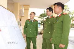 Trại tạm giam số 1, Công an tỉnh Ninh Bình niêm yết các tài liệu, thông tin liên quan đến bầu cử theo quy định. (Ảnh: Thùy Dung/TTXVN)