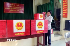Chuẩn bị hòm phiếu tại 01 khu vực bỏ phiếu số của tỉnh Ninh Bình. (Ảnh: Nguyễn Chinh/TTXVN)