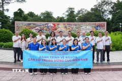 Đoàn công tác của Trung tâm thông tin TTXVN khu vực phía Nam tham quan công trình bức tranh hoành tráng tại Khu di tích lịch sử văn hoá quốc gia đặc biệt Căn cứ Trung ương Cục miền Nam. (Ảnh: Giang Phương/TTXVN)