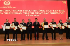 Khen thưởng cho các tập thể đạt thành tích cao. (Ảnh: Công Phong/TTXVN)