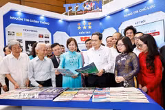 Chủ tịch Quốc hội Trần Thanh Mẫn tham quan gian trưng bày của TTXVN dự Hội báo toàn quốc 2026. (Ảnh: Doãn Tấn/TTXVN)