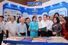 Chủ tịch Quốc hội Trần Thanh Mẫn tham quan không gian trưng bày của TTXVN trong Hội Báo toàn quốc 2026. (Ảnh: TTXVN phát)