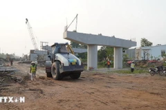 Công trường thi công dự án cao tốc Cao Lãnh-An Hữu thành phần 1, đoạn qua xã Mỹ Hiệp, huyện Cao Lãnh, tỉnh Đồng Tháp. (Ảnh: Nhựt An/TTXVN)