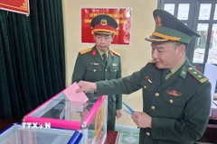 Với mỗi cử tri, việc tự tay lựa chọn ra đại biểu đủ tâm, đủ tầm để là người đại diện cho tiếng nói nhân dân là niềm tự hào. (Ảnh: TTXVN phát)