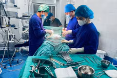 Các bác sĩ thực hiện ca phẫu thuật cho bệnh nhân. (Ảnh: PV/Vietnam+)