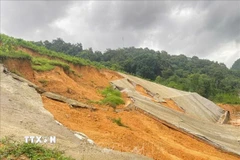 Hiện đang vào cao điểm của mùa mưa, sạt lở có nguy cơ tiếp tục phát triển và diễn biến phức tạp, khó lường. (Ảnh: TTXVN phát)