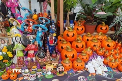 Các đồ trang trí được bày bán tại Hội chợ hoa Cempasúchil trước thềm lễ hội “Ngày người chết”. (Ảnh: Phương Lan/TTXVN)