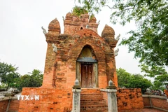 Đền tháp Po Rome là một tháp vuông ba tầng, cao khoảng 8m, cạnh đáy rộng gần 8m, Tháp mở cửa về hướng Đông bằng một cấu trúc cổng dạng tiền sảnh. (Ảnh: Khánh Hoà/TTXVN)