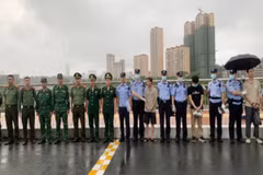 Trao trả các công dân Trung Quốc vi phạm pháp luật Việt Nam cho cơ quan chức năng Trung Quốc. (Ảnh: Báo Quảng Ninh)
