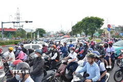 Vòng xoay khu vực Bình Triệu dày đặc các phương tiện. (Ảnh: Linh Sơn/TTXVN)