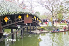 Cầu ngói Thanh Toàn là điểm du lịch nổi tiếng bởi kiến trúc cổ độc đáo. (Ảnh: Tường Vi/TTXVN)