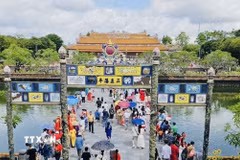 Các điểm du lịch, di tích lịch sử ở Huế thu hút lượng lớn khách tham quan. (Ảnh: Văn Dũng/TTXVN)
