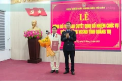 Đồng chí Nguyễn Duy Giảng, Phó Viện trưởng Viện KSND Tối cao trao quyết định bổ nhiệm Viện trưởng Viện Kiểm sát nhân dân tỉnh Quảng Trị cho đồng chí Hồ Thanh Hải. (Ảnh: Báo Quảng Trị)
