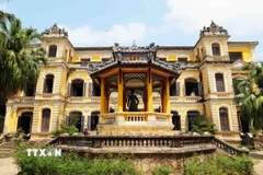 Đình Trung Lập (trước) và Khải Tường Lâu (sau) mang dáng vẻ lâu đài châu Âu tráng lệ thuộc Cung An Định, thành phố Huế. (Ảnh: Nguyên Lý/TTXVN)