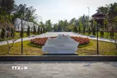 Không gian khu di tích Trung tâm Đề kháng Him Lam được chỉnh trang đồng bộ, với bia giới thiệu và cảnh quan xanh, phục vụ nhu cầu tham quan, tìm hiểu lịch sử của du khách. (Ảnh: Xuân Tư/TTXVN)