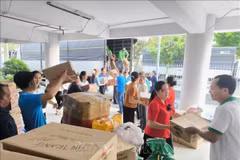 Vận chuyển hàng hóa cứu trợ lên xe chuyển ra miền Trung, Tây Nguyên. (Ảnh: Huỳnh Phúc Hậu/TTXVN)