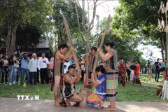 Tái hiện hình ảnh giã gạo nuôi quân của đồng bào S’tiêng Sóc Bom Bo. (Ảnh: Nhật Bình/ TTXVN)