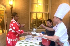 Khách tham dự thưởng thức phở bò - món ăn truyền thống được nêm nếm bằng chính các loại gia vị đặc trưng của Việt Nam tại sự kiện. (Ảnh: Ngọc Quang/TTXVN)