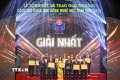 Trao giải Nhất của Giải thưởng Sáng tạo khoa học công nghệ Việt Nam năm 2024. Đồng chí Đỗ Văn Chiến, Ủy viên Bộ Chính trị, Bí thư Trung ương Đảng, Chủ tịch Ủy ban Trung ương Mặt trận Tổ quốc Việt Nam tới dự. (Ảnh: Khánh Hoà/TTXVN)