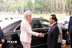 Ông Trần Lưu Quang, Bí thư Trung ương Đảng, Bí thư Thành ủy Thành phố Hồ Chí Minh, chào đón bà Sam Mostyn, Toàn quyền Australia. (Ảnh: Xuân Khu/TTXVN)