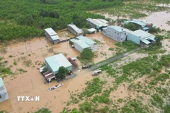 Nước lũ tràn vào các khu dân cư ở Đồng Nai biến nhiều tuyến đường thành sông. (Ảnh: Lê Xuân/TTXVN)