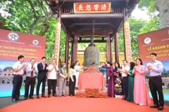 Các đại biểu thực hiện nghi thức khánh thành "Lầu chuông". (Ảnh: Nguồn Cổng thông tin điện tử Thành phố Hà Nội)