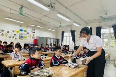 Học sinh Trường Tiểu học Chi Đông (xã Quang Minh, Hà Nội) ăn bán trú. (Ảnh: Nguyễn Cúc/TTXVN)
