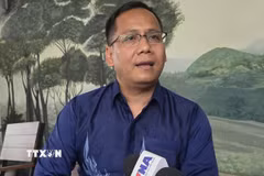 Chuyên gia Lamijo thuộc Cơ quan Nghiên cứu và Đổi mới Quốc gia Indonesia (BRIN) chia sẻ với phóng viên TTXVN tại Indonesia. (Ảnh: Minh Thái/TTXVN)