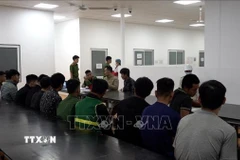 Tuyên truyền, vận động công nhân lao động tham gia phòng, chống ma túy. (Ảnh: Mai Ngoan/TTXVN)