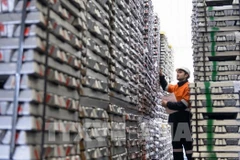 Công nhân kiểm tra sản phẩm nhôm thô ở kho cảng Canada. (Ảnh: ZUMAPRESS/TTXVN)