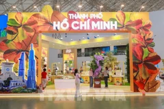 Gian hàng trưng bày, quảng bá sản phẩm đặc trưng, tiêu biểu của Thành phố Hồ Chí Minh thu hút đông đảo người dân và du khách tới tham quan, mua sắm. (Ảnh: Phan Phương/TTXVN)