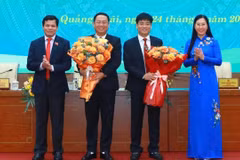 Lãnh đạo tỉnh Quảng Ngãi tặng hoa chúc mừng hai tân Phó Chủ tịch UBND tỉnh. (Ảnh: VGP)