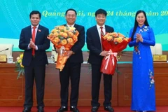 Lãnh đạo tỉnh Quảng Ngãi tặng hoa chúc mừng hai tân Phó Chủ tịch UBND tỉnh. (Ảnh: VGP)