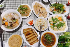 Một mâm cỗ đơn giản nhất của người làng Bát Tràng. (Ảnh: Mai Mai/Vietnam+)