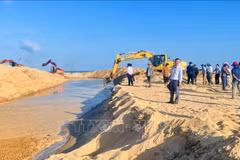 Để khơi thông dòng chảy sông Lý Hòa, UBND xã Đông Trạch đã huy động 6 máy đào, làm việc liên tục 24/24 giờ. (Ảnh: TTXVN phát)