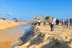 Để khơi thông dòng chảy sông Lý Hòa, UBND xã Đông Trạch đã huy động 6 máy đào, làm việc liên tục 24/24 giờ. (Ảnh: TTXVN phát)