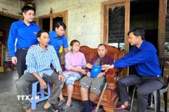 Đoàn công tác Trung ương Đoàn Thanh niên Cộng sản Hồ Chí Minh thăm, tặng quà người dân vùng lũ xã Tuy An Đông. (Ảnh: Tường Quân/TTXVN)