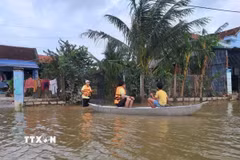 Những xóm dân thuộc thôn Hiệp Đồng, xã Hòa Xuân vẫn đang bị cô lập. (Ảnh: Xuân Quý/TTXVN)