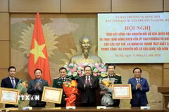 Chủ tịch Quốc hội Trần Thanh Mẫn trao Bằng khen của Ủy ban thường vụ Quốc hội cho các tập thể có thành tích xuất sắc trong công tác chuyển đổi số của Quốc hội năm 2025. (Ảnh: Tuấn Anh/TTXVN)