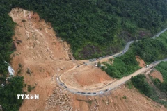 Vị trí đèo Khánh Lê đoạn qua địa phận tỉnh Khánh Hòa bị sạt lở nghiêm trọng. (Ảnh: Đặng Tuấn/TTXVN)
