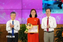 Cô Nguyễn Thị Minh Tâm nhận Bằng khen của Chủ tịch Ủy ban Nhân dân tỉnh Đồng Tháp vì có thành tích xuất sắc trong học tập và làm theo tư tưởng, đạo đức, phong cách Hồ Chí Minh giai đoạn 2016-2025. (Ảnh: Nhựt An/TTXVN)