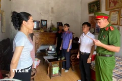 Cơ quan Cảnh sát điều tra Công an tỉnh Lào Cai thông báo Quyết định khởi tố bị can Vũ Thị Thu Huyền. (Ảnh: TTXVN phát)