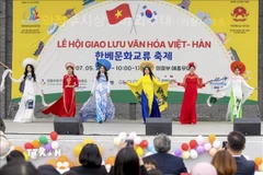 Màn trình diễn trang phục áo dài Việt Nam của Câu lạc bộ Sen Việt. (Ảnh: Anh Nguyên/ TTXVN)