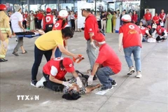 Lực lượng sơ cấp cứu và Phòng chống thảm họa quận Bình Tân và Thành phố Hồ Chí Minh tham gia thao diễn. (Ảnh: Thanh Vũ/TTXVN)