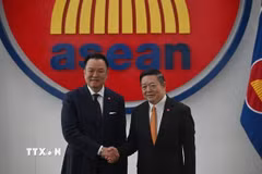 Tổng Thư ký ASEAN Cao Kim Hourn (phải) và Thủ tướng Thái Lan, Anutin Charnvirakul tại Ban Thư ký ASEAN. (Ảnh: Đỗ Quyên/TTXVN)