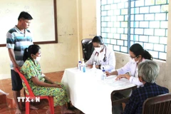 Đội ngũ y, bác sỹ Bệnh viện Chợ Rẫy Phnom Penh thực hiện các công đoạn xét nghiệm, khám chữa bệnh cho người dân tại tỉnh Takeo. (Ảnh: Hoàng Minh/TTXVN)