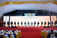 Các đại biểu thực hiện nghi thức khởi công dự án. (Ảnh: Phạm Kiên/TTXVN)