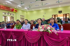 Lớp học "Bình dân học vụ số" tại điểm cầu phường Trần Lãm (tỉnh Hưng Yên) thu hút 400 cán bộ, đoàn viên và người dân tham gia. (Ảnh: Thu Hoài/TTXVN)