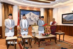 Tân Thủ tướng lâm thời Nepal Sushila Karki (phải) tuyên thệ nhậm chức sau khi được Tổng thống Ram Chandra Paudel (thứ 2, phải) bổ nhiệm, tại Kathmandu, ngày 12/9/2025. (Ảnh: THX/TTXVN)