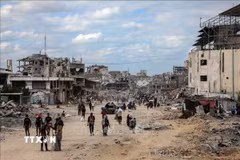 Người tị nạn Palestine trở về nhà ở thành phố Khan Younis, Dải Gaza, ngày 12/10/2025. (Ảnh: THX/TTXVN)
